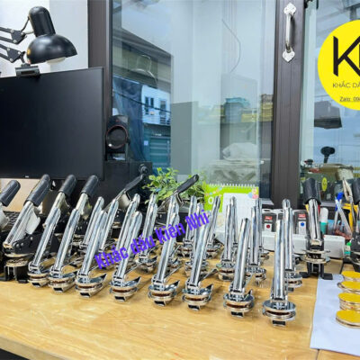 Dấu dập nổi cán kẹp cầm tay