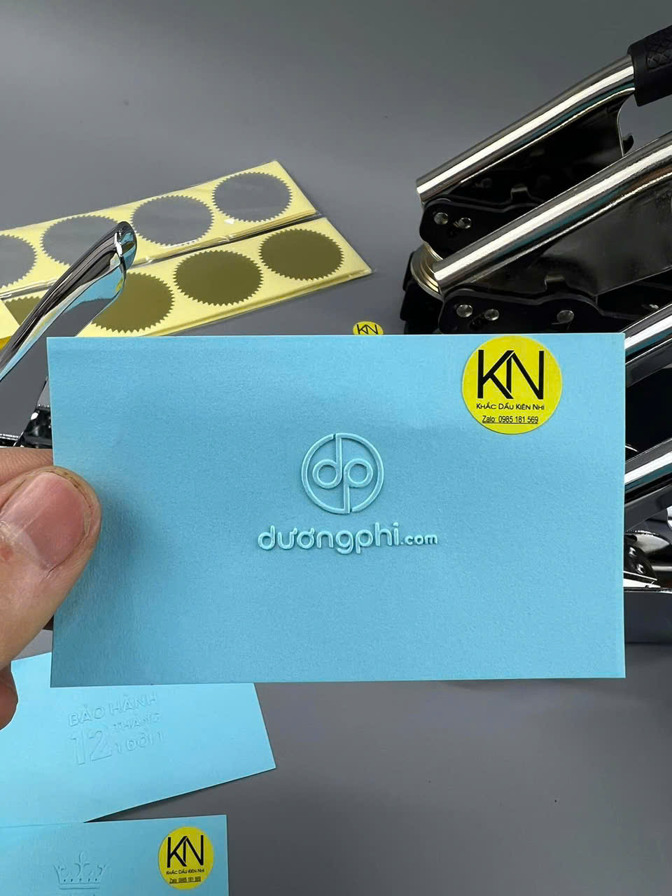 Dấu dập nổi cán kẹp cầm tay