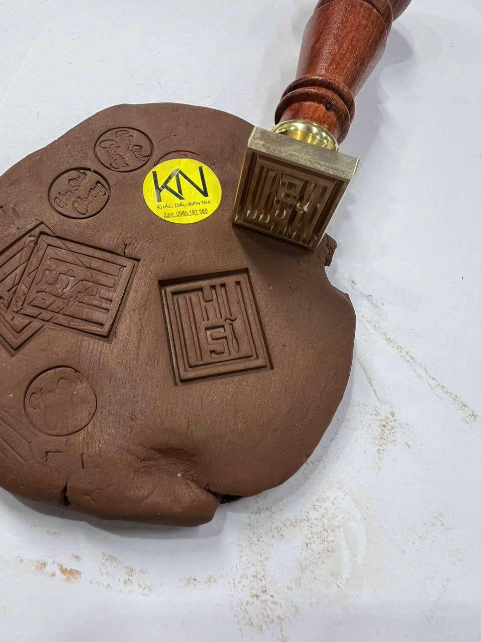 Dấu đồng in gốm sứ trước nung Dấu đồng in gốm sứ trước nung