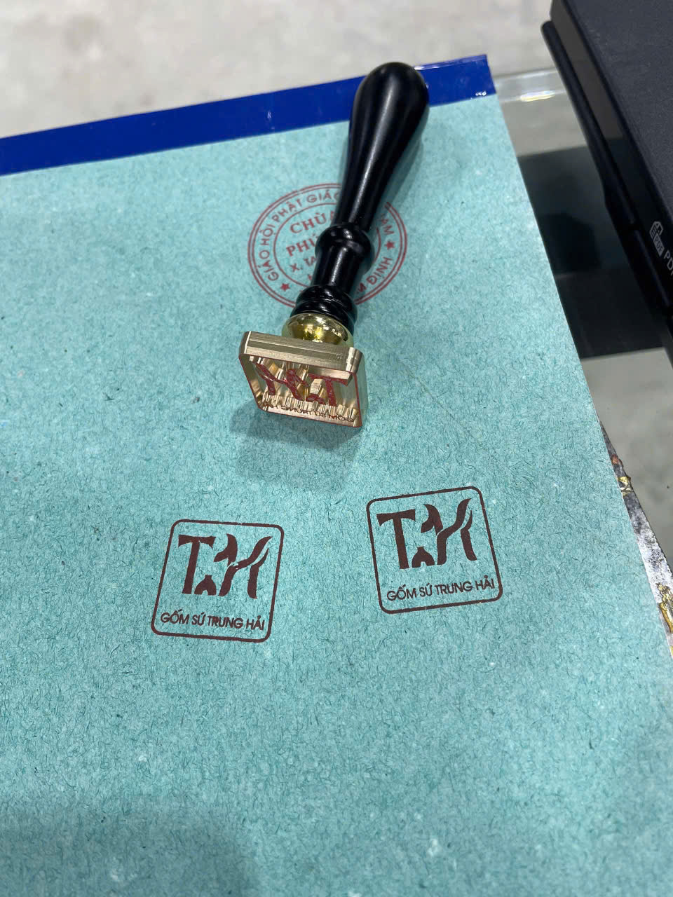 Dấu đồng in gốm sứ trước nung Dấu đồng in gốm sứ trước nung